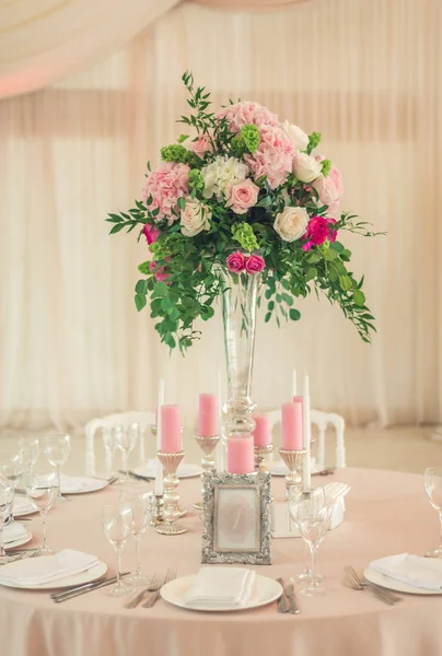 bir tablo üzerinde pembe mum 