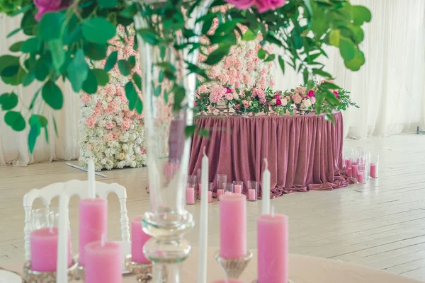 Roze kaarsen op een tafel — Stockfoto