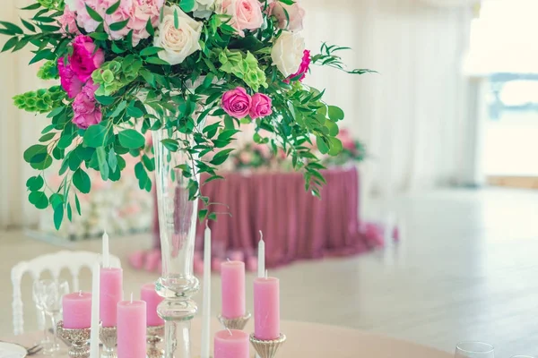 테이블에 분홍색 촛불 — 스톡 사진
