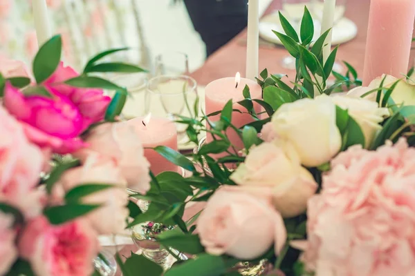 bir tablo üzerinde pembe mum