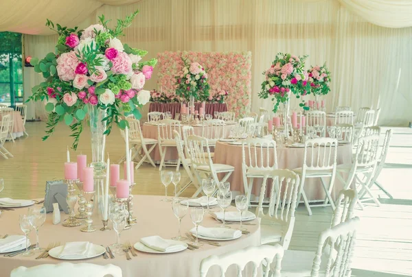 Een reflecterende tabel op een bruiloft — Stockfoto