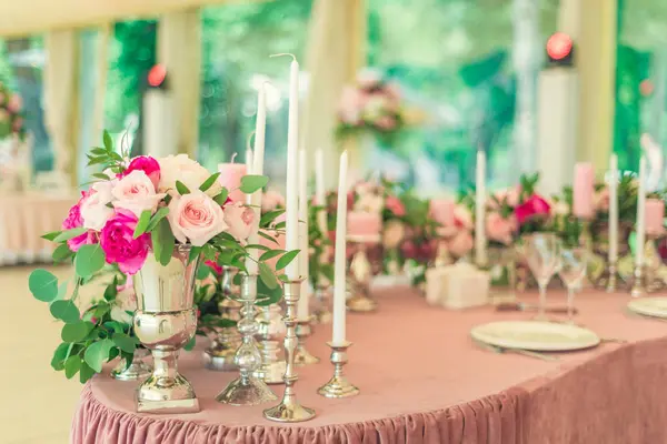 bir tablo üzerinde pembe mum