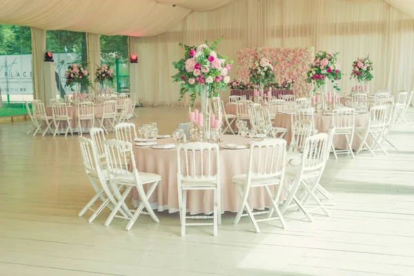 yansıtıcı bir düğün Ziyafet masada