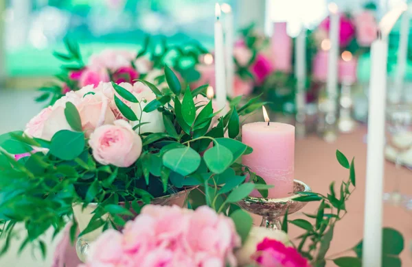 Roze kaarsen op een tafel — Stockfoto