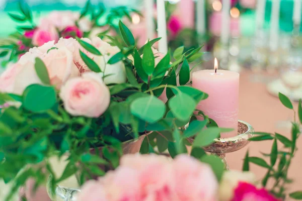 Roze kaarsen op een tafel — Stockfoto