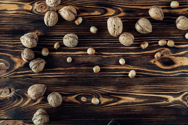 Yararlı ve doğal ahşap yüzey üzerinde Kuruyemiş