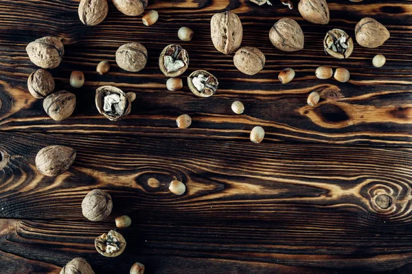 Yararlı ve doğal ahşap yüzey üzerinde Kuruyemiş