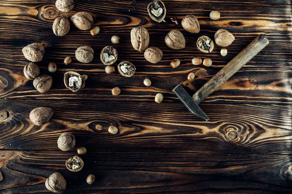 Yararlı ve doğal ahşap yüzey üzerinde Kuruyemiş