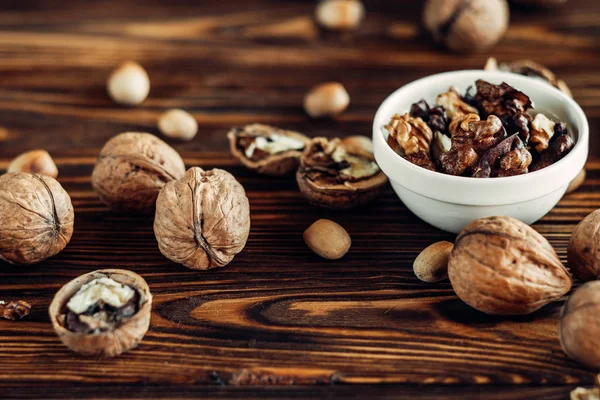 Yararlı ve doğal ahşap yüzey üzerinde Kuruyemiş