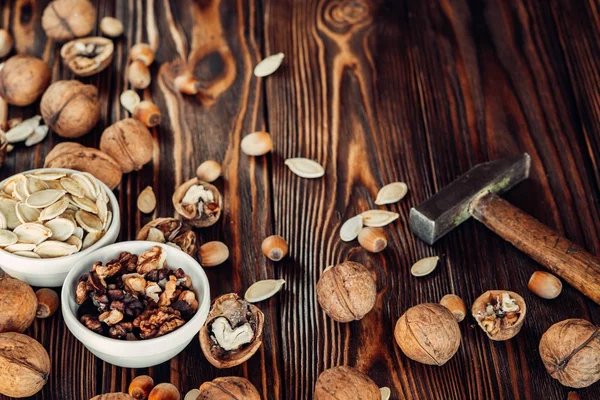 Yararlı ve doğal ahşap yüzey üzerinde Kuruyemiş