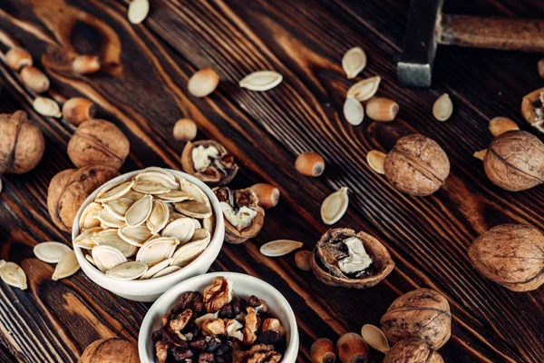 Yararlı ve doğal ahşap yüzey üzerinde Kuruyemiş