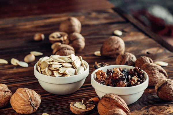 Yararlı ve doğal ahşap yüzey üzerinde Kuruyemiş