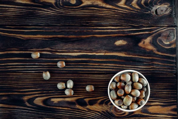 ahşap üzerine lezzetli kızarmış fındık