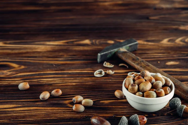 ahşap üzerine lezzetli kızarmış fındık