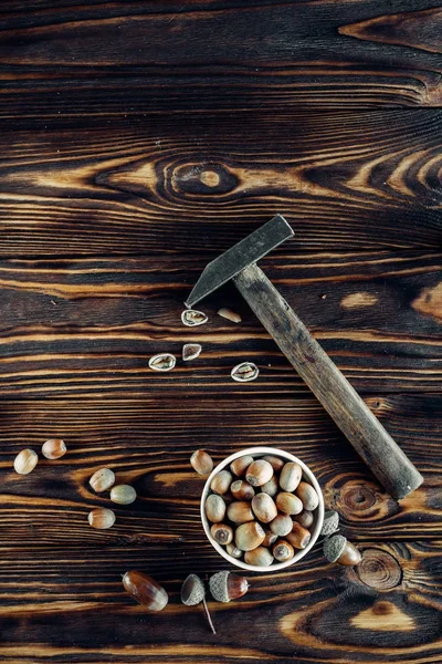 ahşap üzerine lezzetli kızarmış fındık