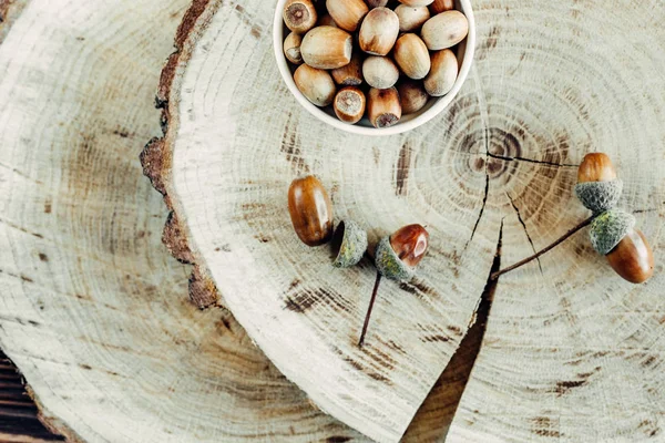 ahşap üzerine lezzetli kızarmış fındık