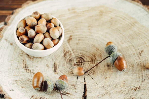 ahşap üzerine lezzetli kızarmış fındık