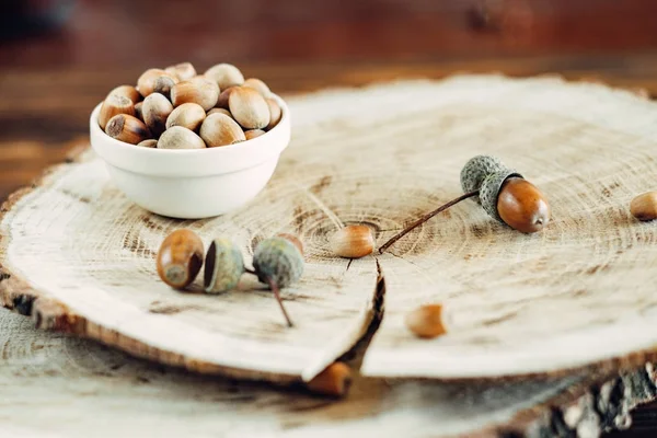 ahşap üzerine lezzetli kızarmış fındık