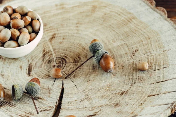 ahşap üzerine lezzetli kızarmış fındık