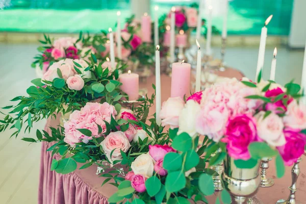 テーブルの上のピンクのキャンドル ストック画像