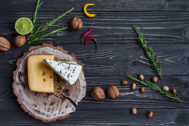 ahşap üzerine peynir 