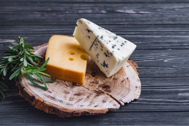 ahşap üzerine peynir