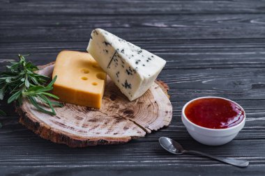 ahşap üzerine peynir