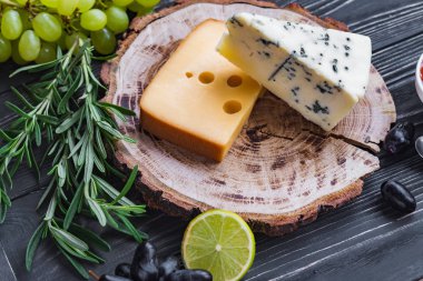ahşap üzerine peynir