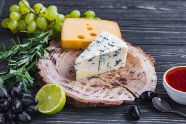 ahşap üzerine peynir