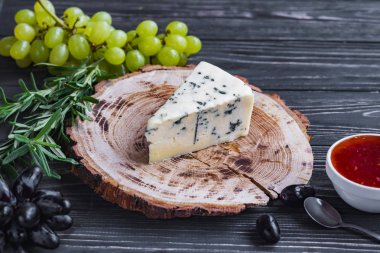 ahşap üzerine peynir