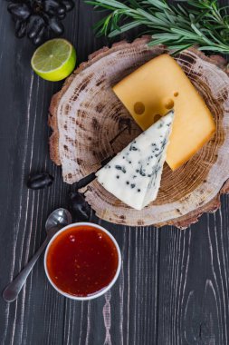 ahşap üzerine peynir