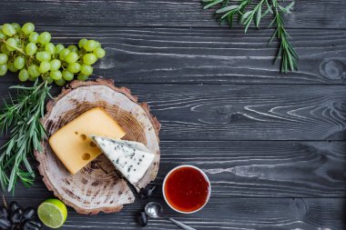 ahşap üzerine peynir