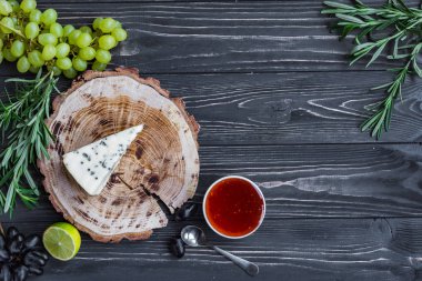 ahşap üzerine peynir