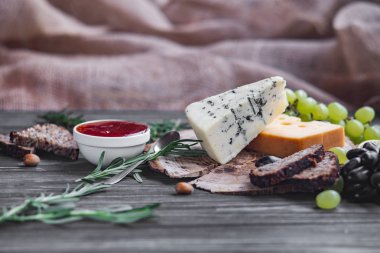 ahşap üzerine peynir
