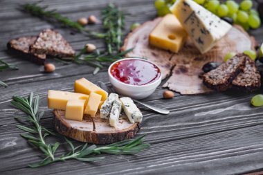 ahşap üzerine peynir