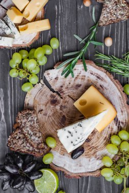 ahşap üzerine peynir