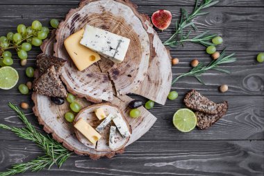 ahşap üzerine peynir