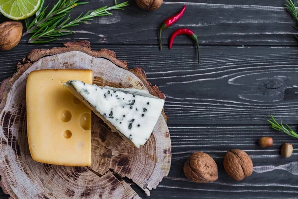 ahşap üzerine peynir 