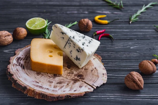 ahşap üzerine peynir