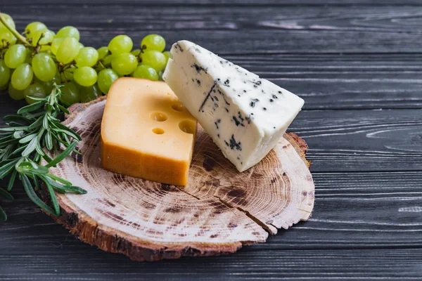 ahşap üzerine peynir