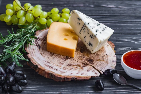 ahşap üzerine peynir