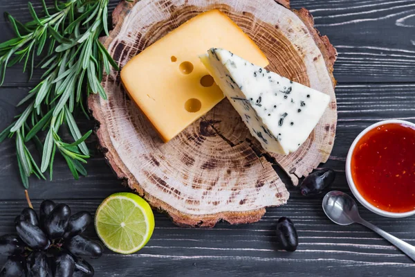 ahşap üzerine peynir