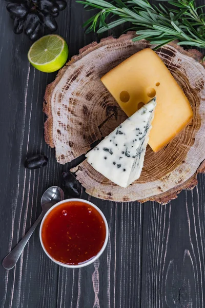 ahşap üzerine peynir