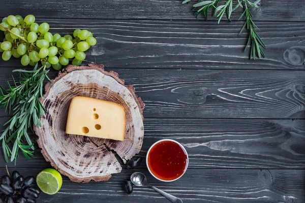 ahşap üzerine peynir