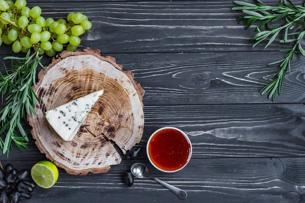 ahşap üzerine peynir