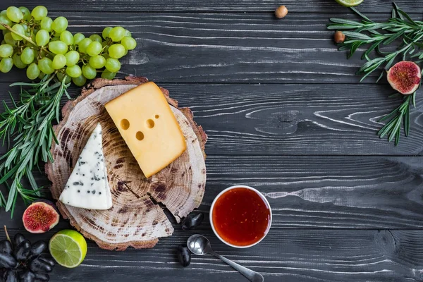 ahşap üzerine peynir