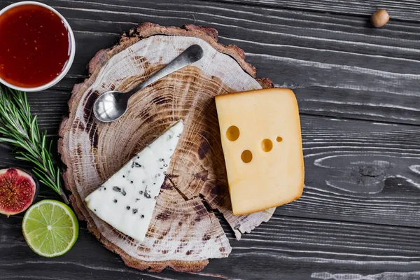 ahşap üzerine peynir