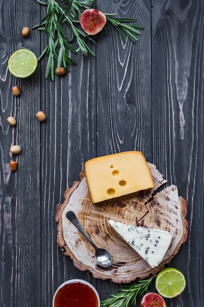 ahşap üzerine peynir