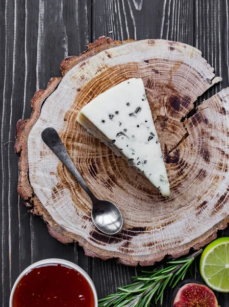 ahşap üzerine peynir