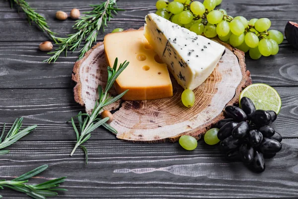 ahşap üzerine peynir